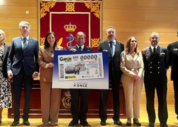 Desvelando el cupón en la misma la Escuela de Suboficiales / FOTO: ONCE