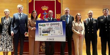 Desvelando el cupón en la misma la Escuela de Suboficiales / FOTO: ONCE
