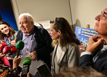 Atendiendo a la prensa en la presentación del programa / FOTO: Eulogio García