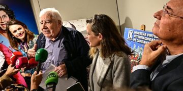 Atendiendo a la prensa en la presentación del programa / FOTO: Eulogio García