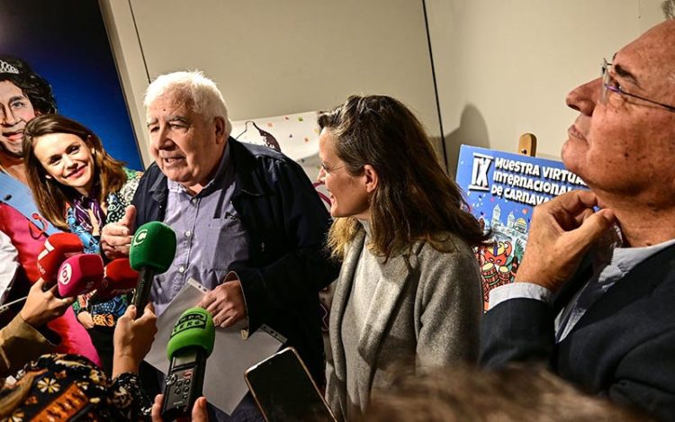 Atendiendo a la prensa en la presentación del programa / FOTO: Eulogio García