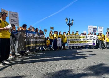 Concentrados junto a la Casa de Iberoamérica / FOTO: Eulogio García