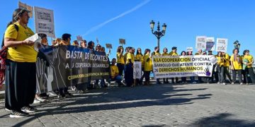 Concentrados junto a la Casa de Iberoamérica / FOTO: Eulogio García