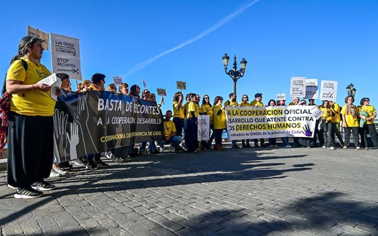 Concentrados junto a la Casa de Iberoamérica / FOTO: Eulogio García