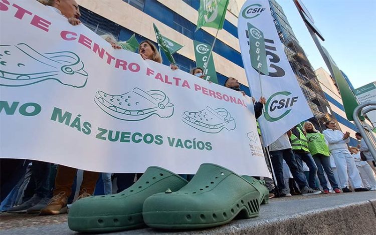 Concentrados a las puertas del Puerta del Mar / FOTO: CSIF