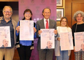 Posado con el cartel y la programación prevista / FOTO: Ayto.