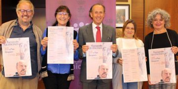 Posado con el cartel y la programación prevista / FOTO: Ayto.