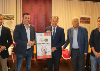 Posado con el cartel del partido copero / FOTO: Ayto.