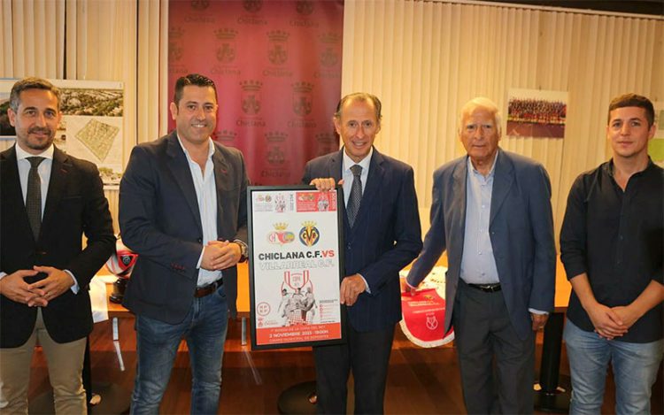 Posado con el cartel del partido copero / FOTO: Ayto.