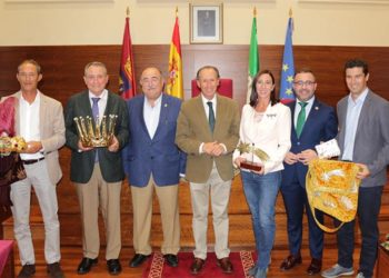 Posado con casi todos los protagonistas de la próxima cabalgata / FOTO: Ayto.