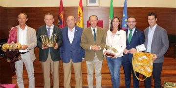 Posado con casi todos los protagonistas de la próxima cabalgata / FOTO: Ayto.