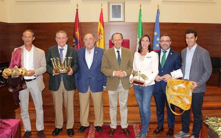 Posado con casi todos los protagonistas de la próxima cabalgata / FOTO: Ayto.