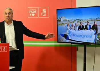 El líder socialista refrescando la famosa foto de los populares en 2018 / FOTO: Eulogio García