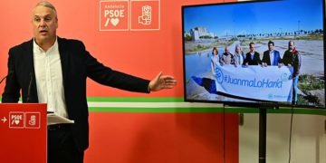 El líder socialista refrescando la famosa foto de los populares en 2018 / FOTO: Eulogio García