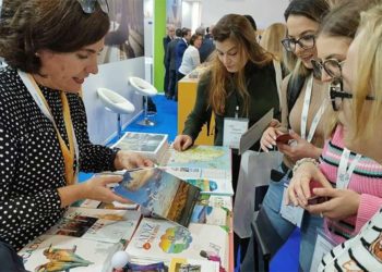 Técnicos en el stand de Cádiz en una pasada feria / FOTO: Ayto.