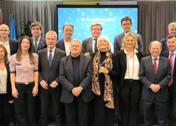 Martínez, en el centro del posado en el Encuentro de RETE / FOTO: RETE