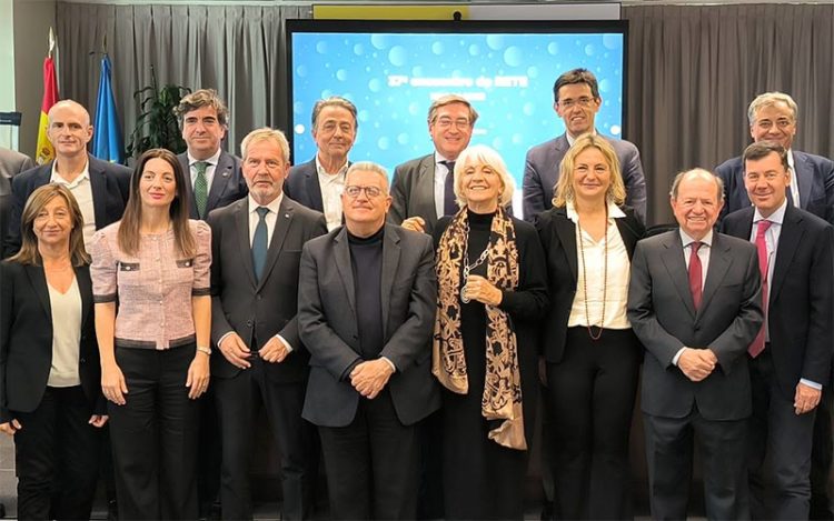 Martínez, en el centro del posado en el Encuentro de RETE / FOTO: RETE