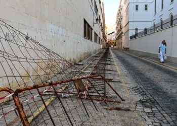 Estado recurrente del vallado en la abandonada Escuela de Náuticas / FOTO: Eulogio García