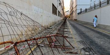 Estado recurrente del vallado en la abandonada Escuela de Náuticas / FOTO: Eulogio García