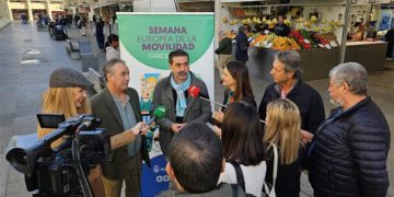 Anunciando la medida en la misma plaza / FOTO: Ayto.