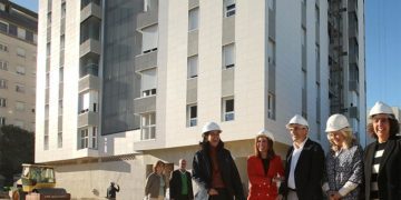 La comitiva de políticos del PP felices con su casco / FOTO: Junta