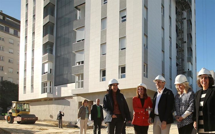 La comitiva de políticos del PP felices con su casco / FOTO: Junta