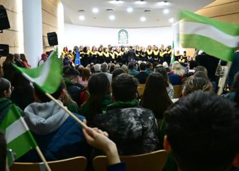 Alguna bandera andaluza en la trasera del salón, copado por escolares / FOTO: Eulogio García