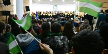 Alguna bandera andaluza en la trasera del salón, copado por escolares / FOTO: Eulogio García