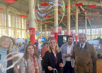 La presidenta de la Diputación haciendo pompas en la inauguración / FOTO: Diputación