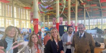 La presidenta de la Diputación haciendo pompas en la inauguración / FOTO: Diputación