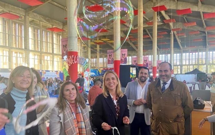 La presidenta de la Diputación haciendo pompas en la inauguración / FOTO: Diputación