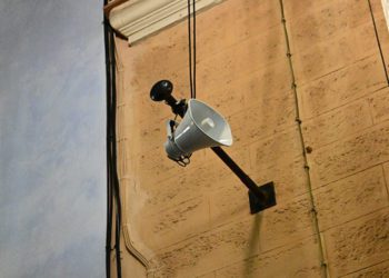 Uno de los altavoces en una calle del centro / FOTO: Eulogio García