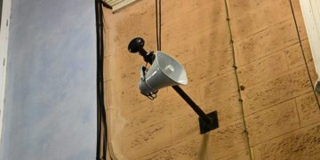 Uno de los altavoces en una calle del centro / FOTO: Eulogio García