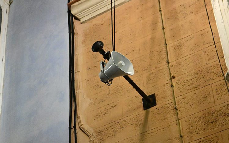 Uno de los altavoces en una calle del centro / FOTO: Eulogio García