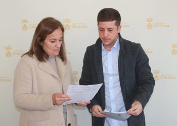 González y Cruz repasan los apuntes de la rueda de prensa / FOTO: Ayto.