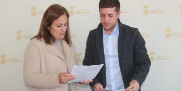 González y Cruz repasan los apuntes de la rueda de prensa / FOTO: Ayto.