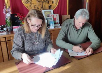 La alcaldesa escenifica la firma del acuerdo con el gerente de Epsuvi / FOTO: Ayto.