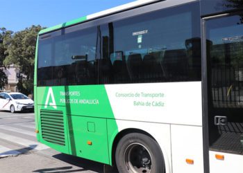 Uno de los buses interurbanos con la nueva serigrafía de la Junta / FOTO: Junta