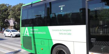 Uno de los buses interurbanos con la nueva serigrafía de la Junta / FOTO: Junta
