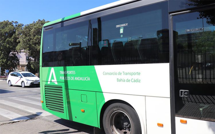 Uno de los buses interurbanos con la nueva serigrafía de la Junta / FOTO: Junta