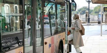 Subiendo al bus / FOTO: Eulogio García