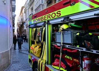 Interviniendo en un incendio en el centro de Cádiz / FOTO: Eulogio García