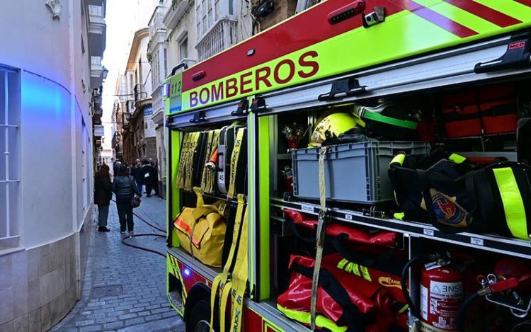 Interviniendo en un incendio en el centro de Cádiz / FOTO: Eulogio García