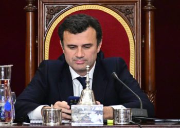 El alcalde, atento al móvil en el último pleno / FOTO: Eulogio García