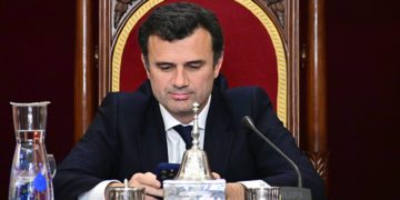 El alcalde, atento al móvil en el último pleno / FOTO: Eulogio García