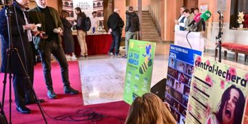 Un café antes de la presentación de los carteles / FOTO: Eulogio García