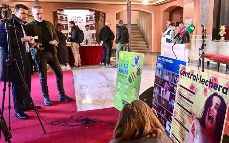 Un café antes de la presentación de los carteles / FOTO: Eulogio García