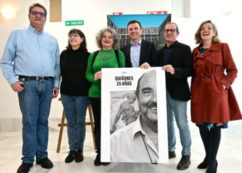 Con el cartel de la programación / FOTO: Eulogio García