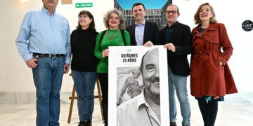 Con el cartel de la programación / FOTO: Eulogio García
