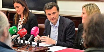 Las concejalas de Vivienda y Participación junto al alcalde / FOTO: Ayto.